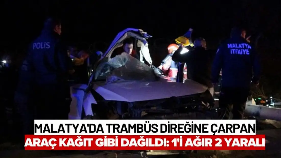 Malatya'da trambüs direğine çarpan araç kağıt gibi dağıldı: 1'i ağır 2 yaralı