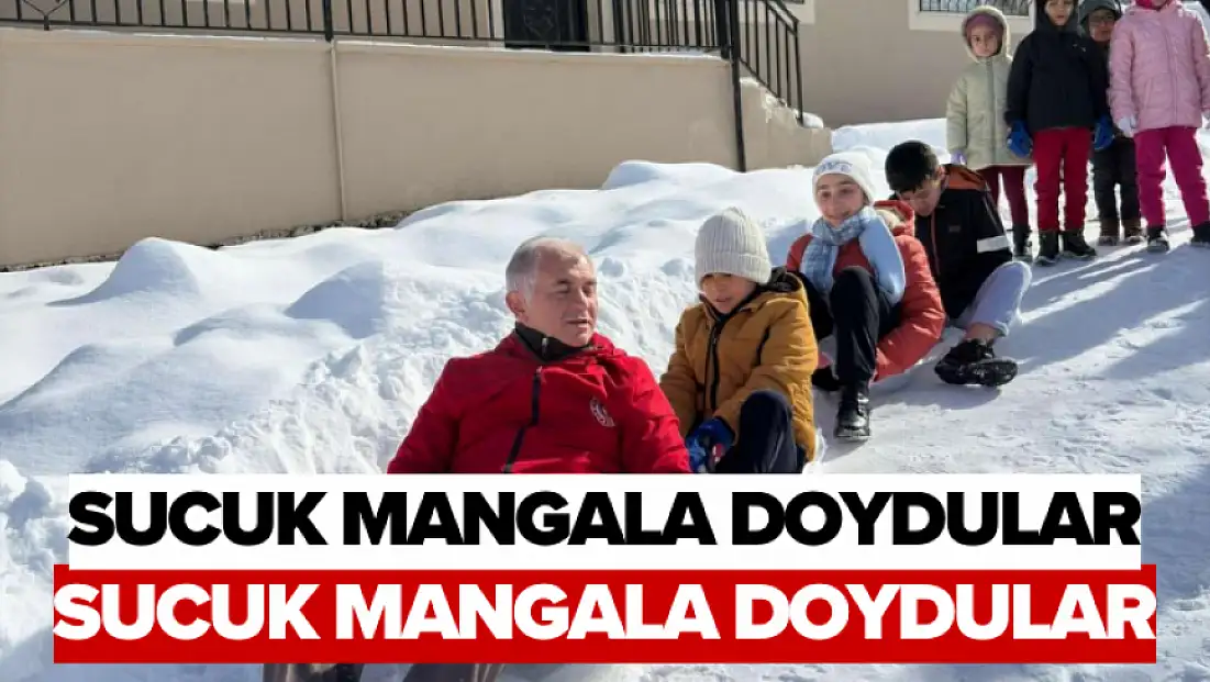 Poşetlerle kayarken sucuk mangala doydular