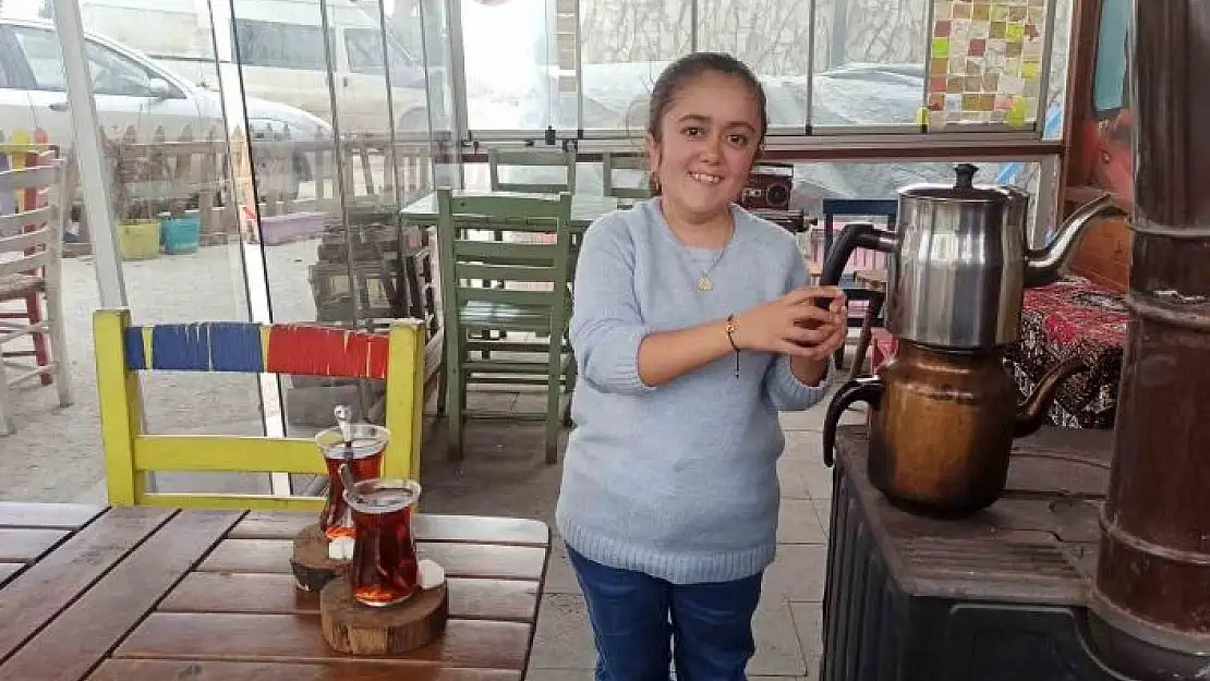 '1 metre 35 cm boyundaki Saadet, her şeye rağmen zorlukları aşıyor'