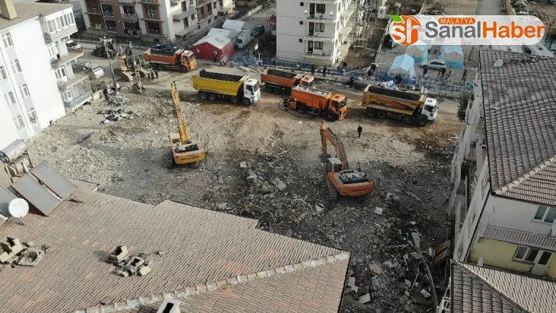 10 kişinin hayatını kaybettiği Dilek apartmanında enkaz çalışması