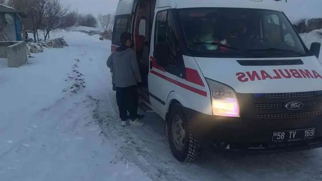 '104 köy yolunda ulaşım sağlanamıyor, vakaya giden ambulans da yolda kaldı'