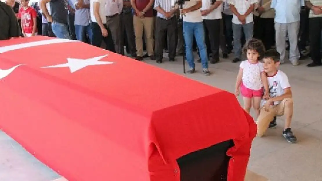 3 Yaşındaki Azra Şehit Babasını Öperek Uğurladı