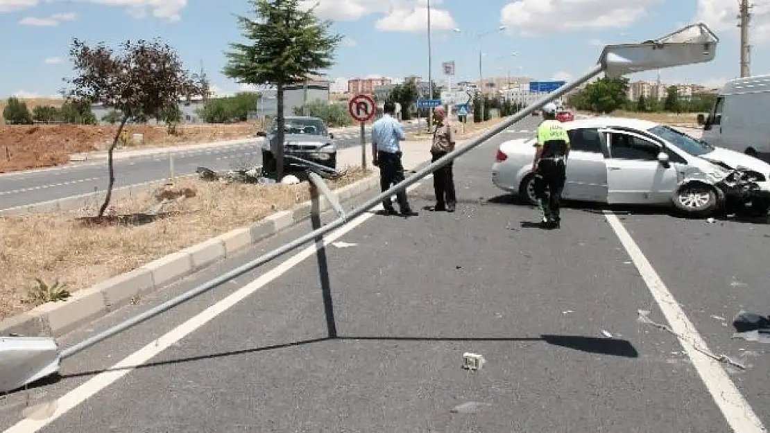 TRAFİK KAZASI: 2 YARALI
