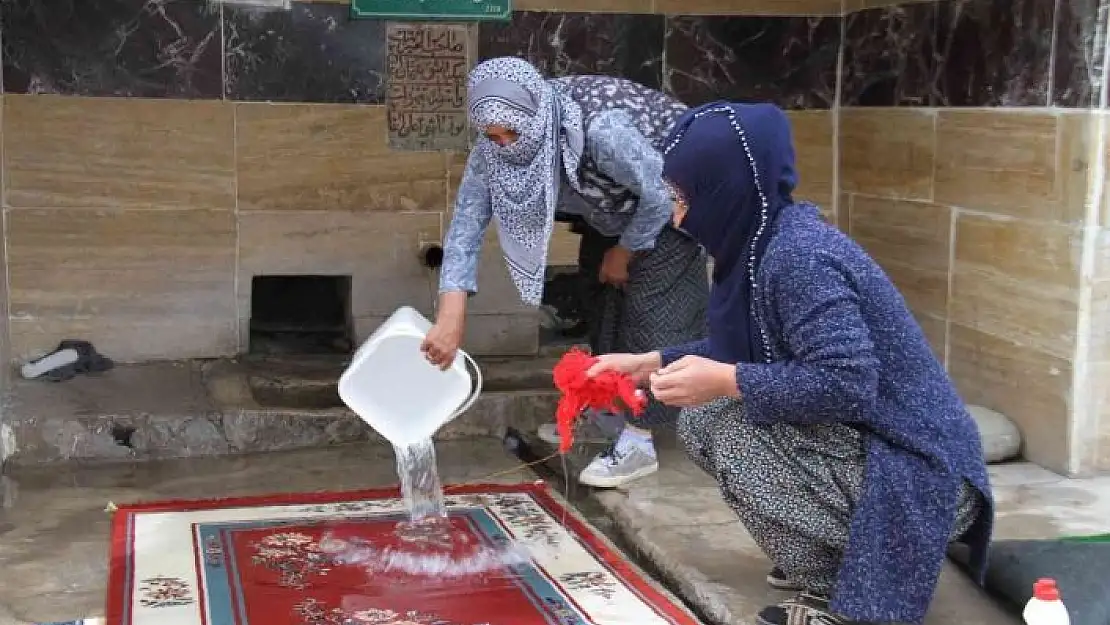 '110 yıllık çeşmede bayram öncesi halılar yıkanmaya başlandı'