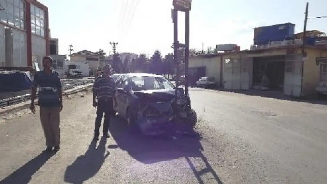 Malatya'da Direğe Çarpan Sürücü Şikayetçi Oldu