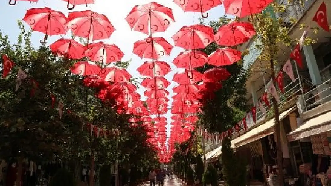 Ay Yıldızlı Şemsiyeler Şehitlere Saygı İçin Asıldı