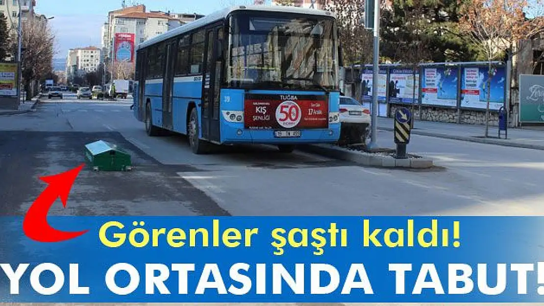 Yol ortasında tabut görenler şaşırdı