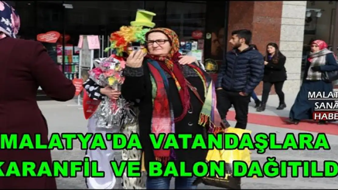 MALATYA'DA VATANDAŞLARA  KARANFİL VE BALON DAĞITILDI