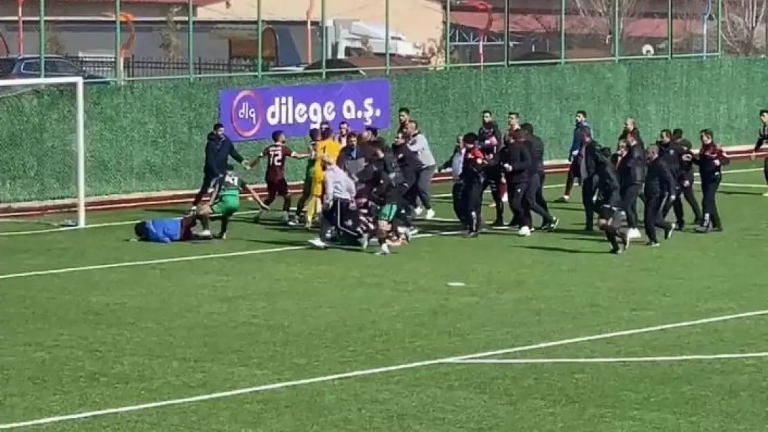 '18 kırmızı kartın çıktığı karşılamada tekme ve yumruklar havada uçuştu'