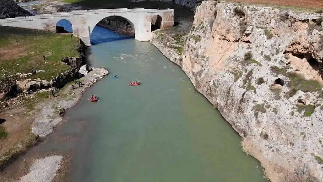 '1800 yılık köprünün altında rafting sporu'