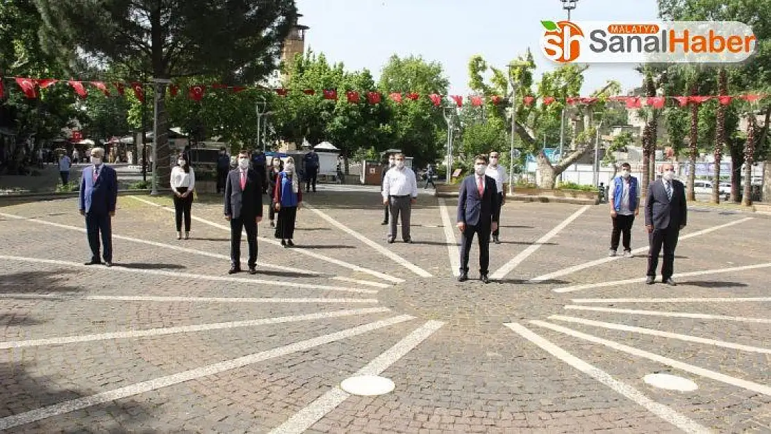 19 Mayıs'a 12 kişilik tören
