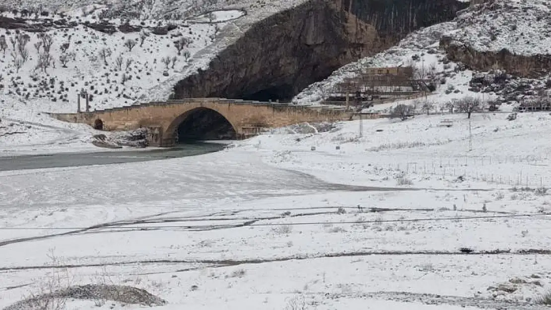 '2 Bin yıllık tarihi köprü kar ile bir başka güzel'