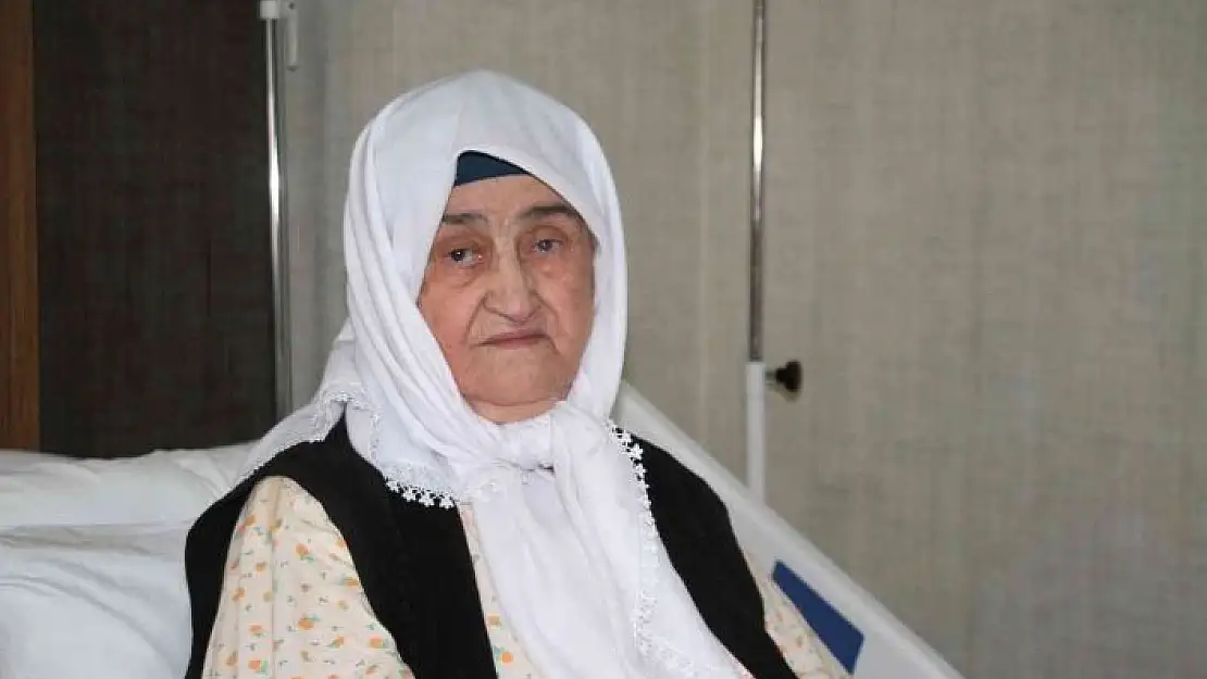 '2 doz aşı hayatta tuttu, 89 yaşındaki Firdevs nine koronayı hafif atlattı'