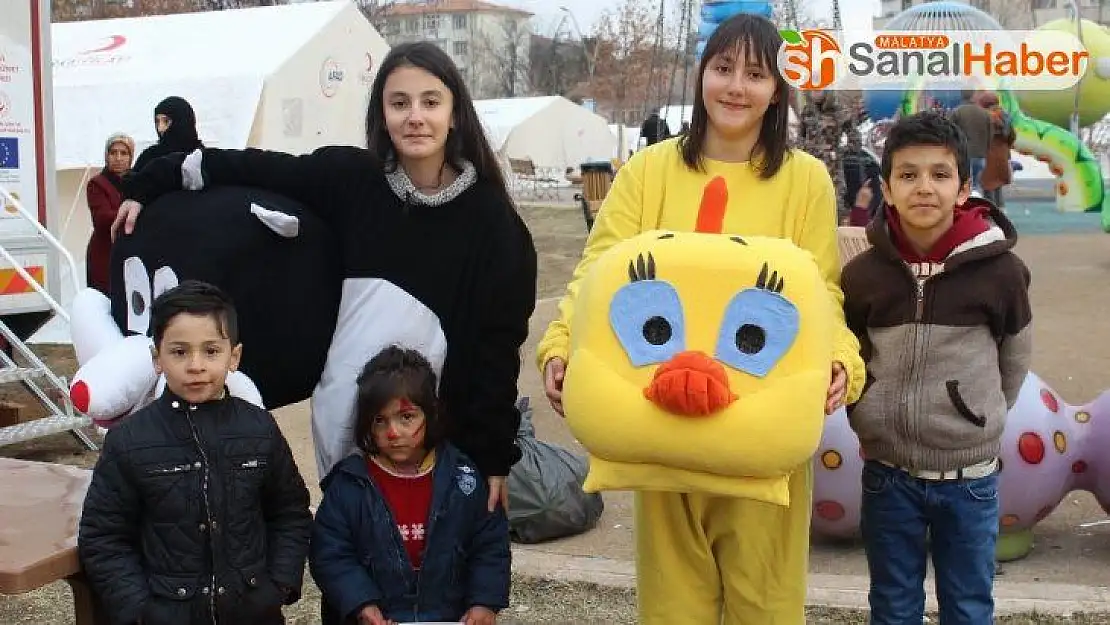 2 kardeş gönüllü olarak depremzede çocukların yüzünü güldürüyor