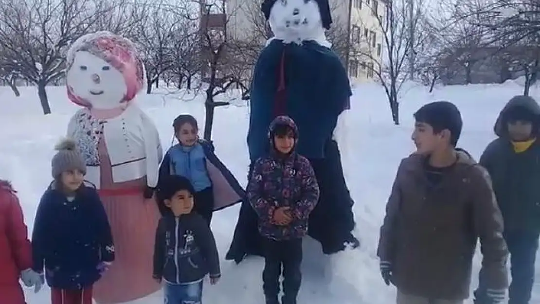 '2 metre boyundaki kardan adam ilgi odağı oldu'