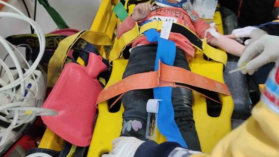 '2 yaşındaki çocuk ile annesi 26 saat sonra sağ çıkarıldı'
