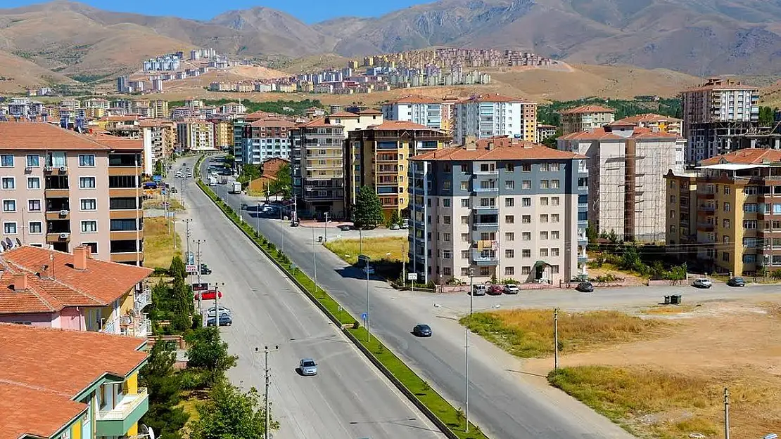 FAHRİ KAYAHAN BULVARI'NA SUNİ KANAL YAPILACAK