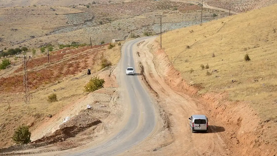 İKİ MAHALLENİN YOLU GENİŞLETİLİYOR