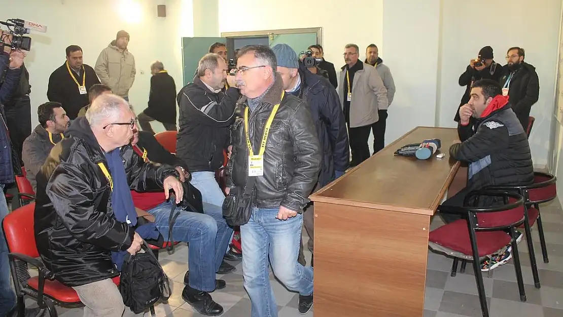 '''BEN ORADA OLDUĞUM SÜRECE ANTRENMANA GİREMEYECEKLER'''