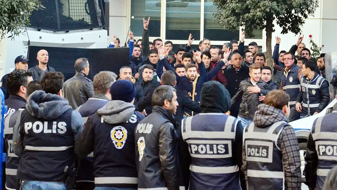 MALATYA´DA  HDP GRUBUNA TAŞLI TEPKİ   5 YARALI
