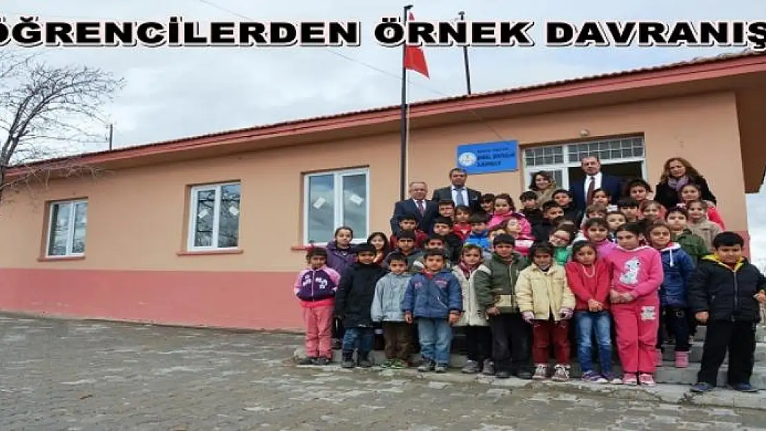 KARDEŞ OKULDA OKUYAN ARKADAŞLARINI UNUTMADILAR