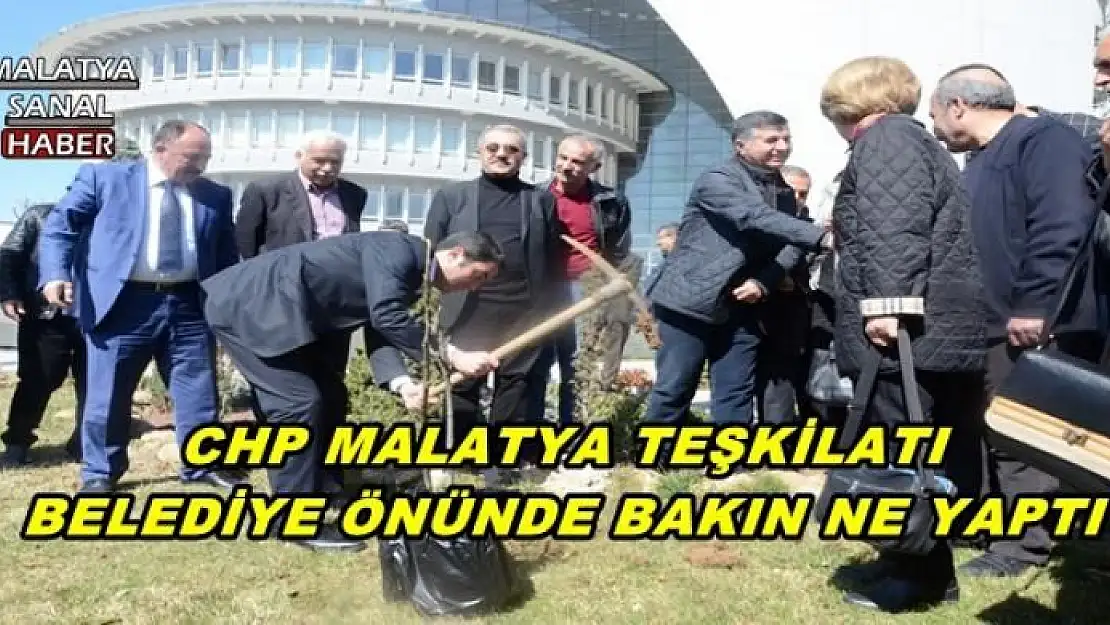  CHP´LİLERDEN BELEDİYE ÖNÜNDE İLGİNÇ EYLEM