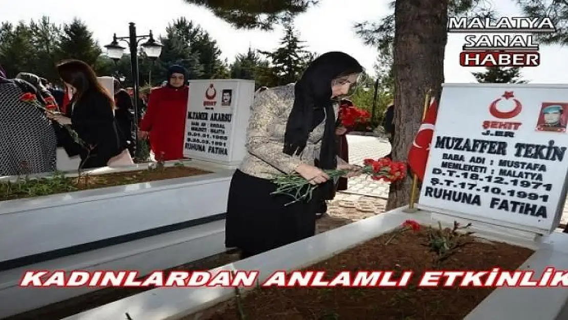 ŞEHİTLİĞİ ZİYARET EDEN KADINLAR ŞEHİTLER İÇİN DUA OKUDU