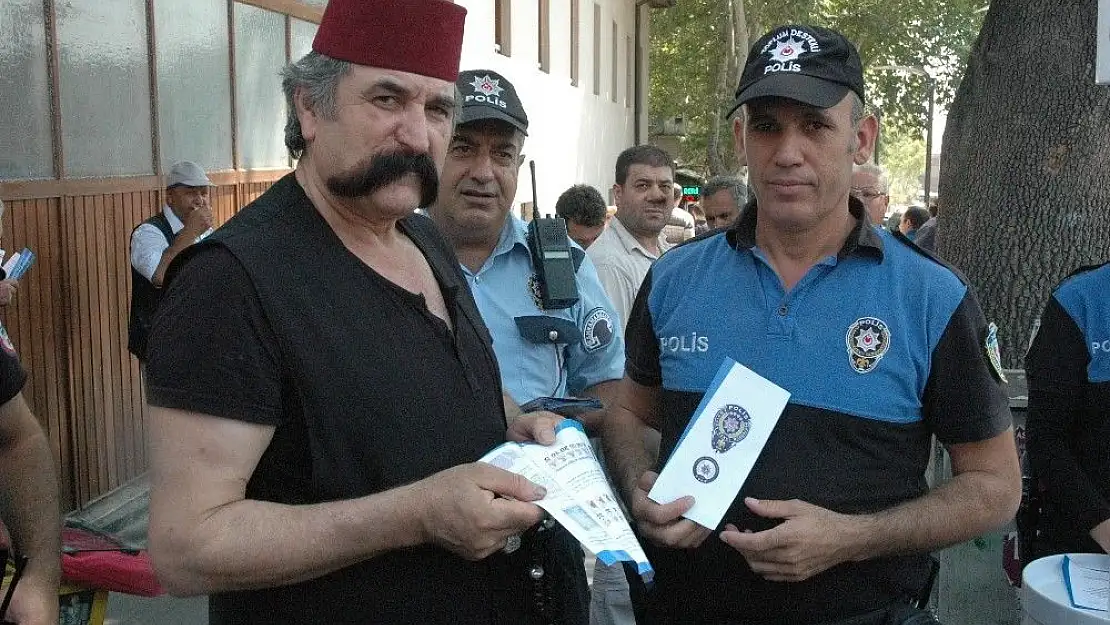 'Polisten cami cemaatine Kurban Bayramı öncesi sahte para uyarısı'