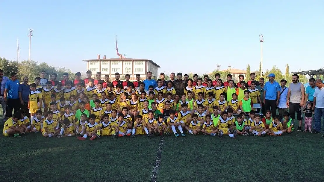 'Emniyet Müdürü Alper´den sporcu çocuklara sürpriz'