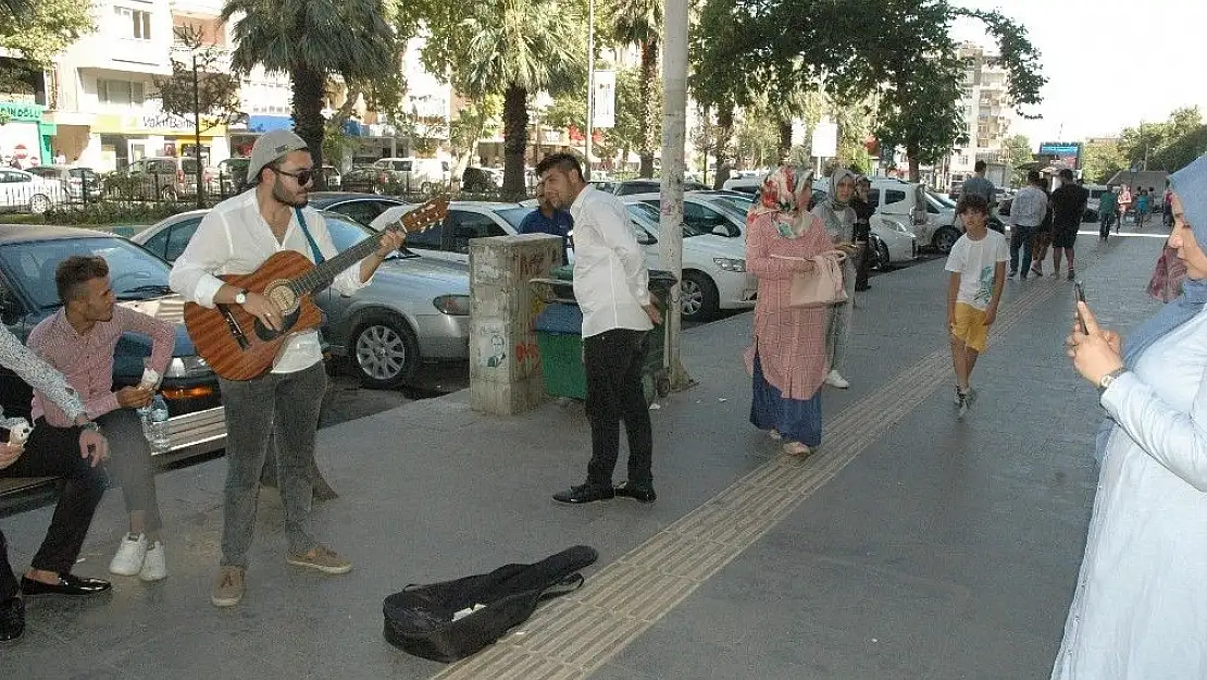 'Kurban kesemeyenler için çaldı, söyledi'