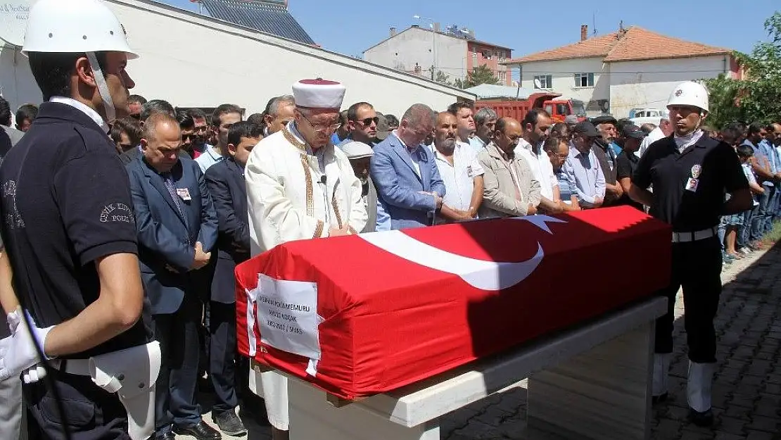 'Kendi silahının ateş alması sonucu ölen polis son yolculuğuna uğurlandı'
