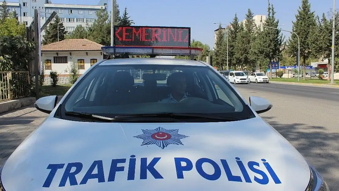 'Sürücüler polis otosundaki kayan yazı ile uyarılıyor'