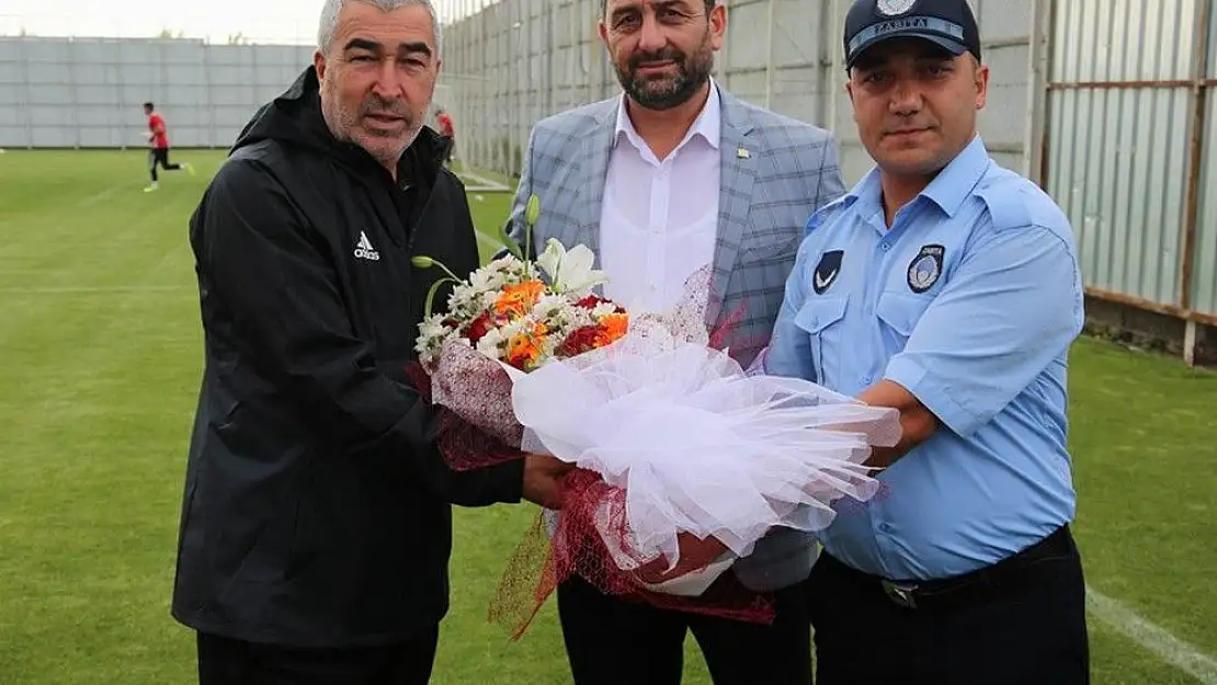 'Zabıtadan, Sivassporlu futbolculara baklava ikramı'