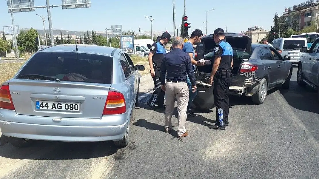 'Çarpışan otomobillerden biri refüje çıktı'
