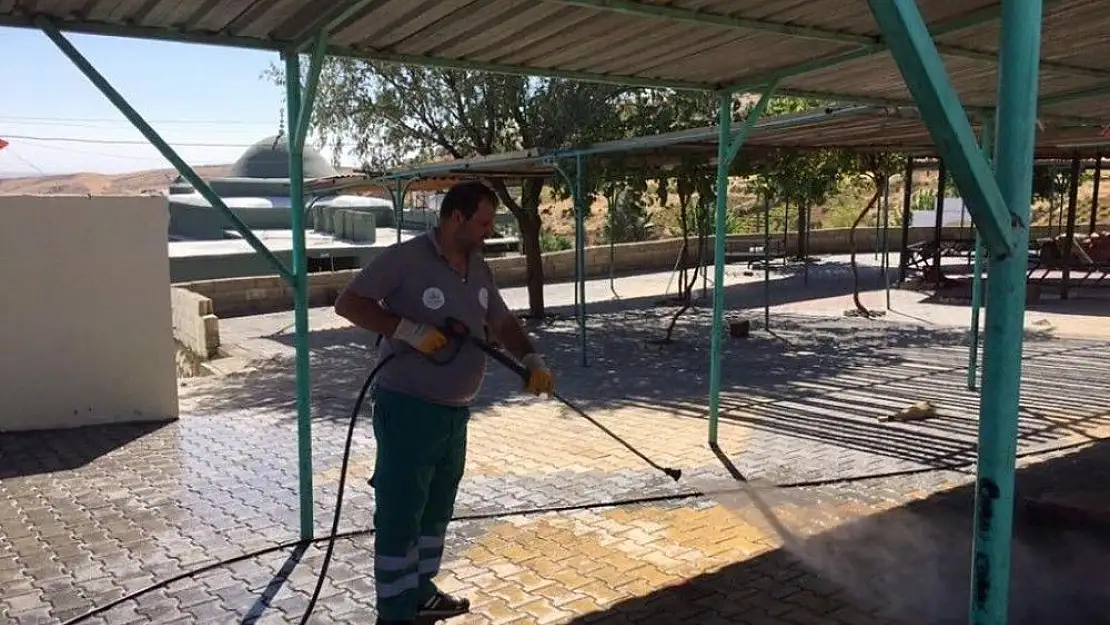 'Adıyaman Belediyesi türbelerde temizlik çalışması yaptı'