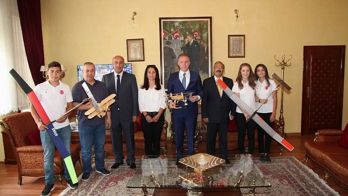 'Vali Gül, model uçakları inceledi'