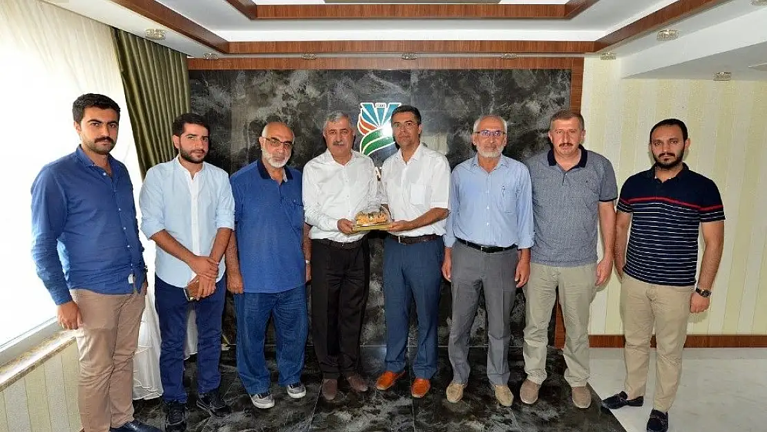 Cumhurbaşkanı´ndan ödül alan Yeşilyurt Belediye Başkanı Polat´a ziyaretçi akını