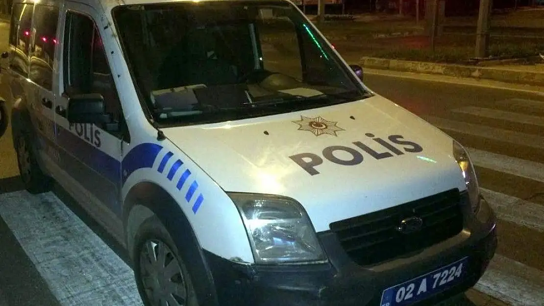 'Alkollü sürücü polis aracına çarpıp kaçtı'