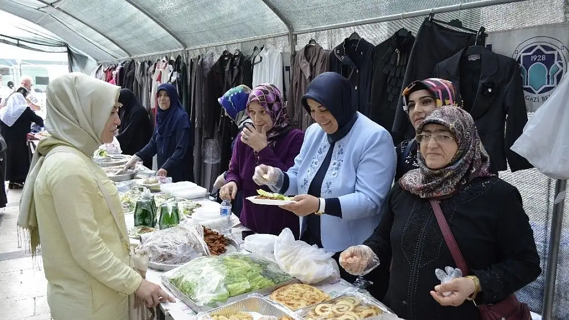 Arakanlılara destek için açılan kermese Malatyalılardan yoğun ilgi