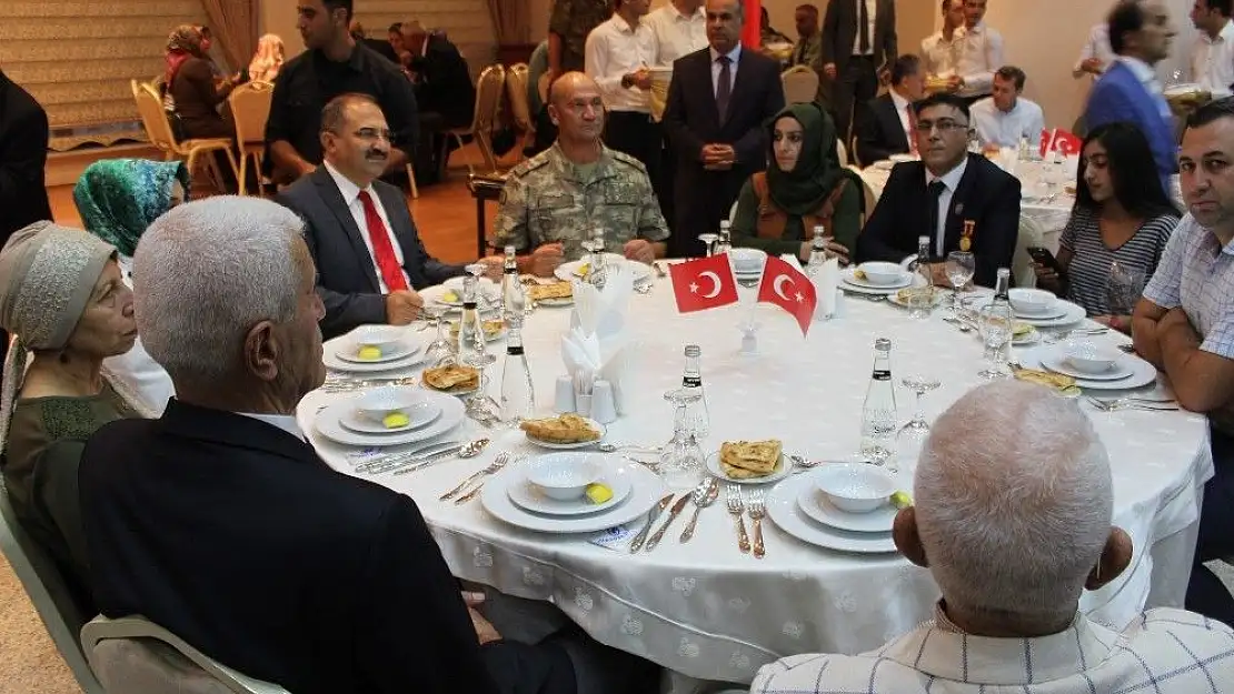 Malatya'da Gazi ve şehit aileleri yemekte bir araya geldi