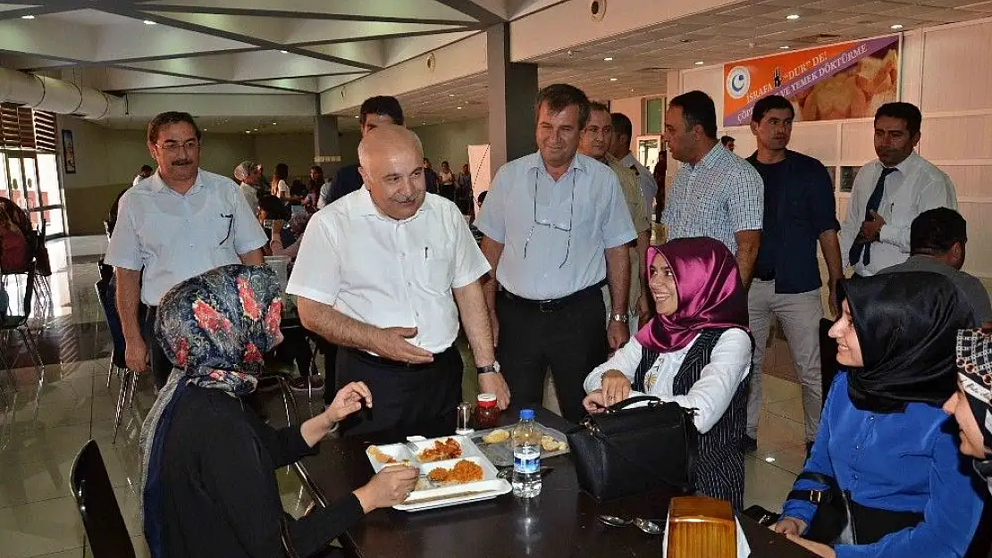'Rektör Prof. Dr. Gönüllü yeni öğrencilerle buluştu'