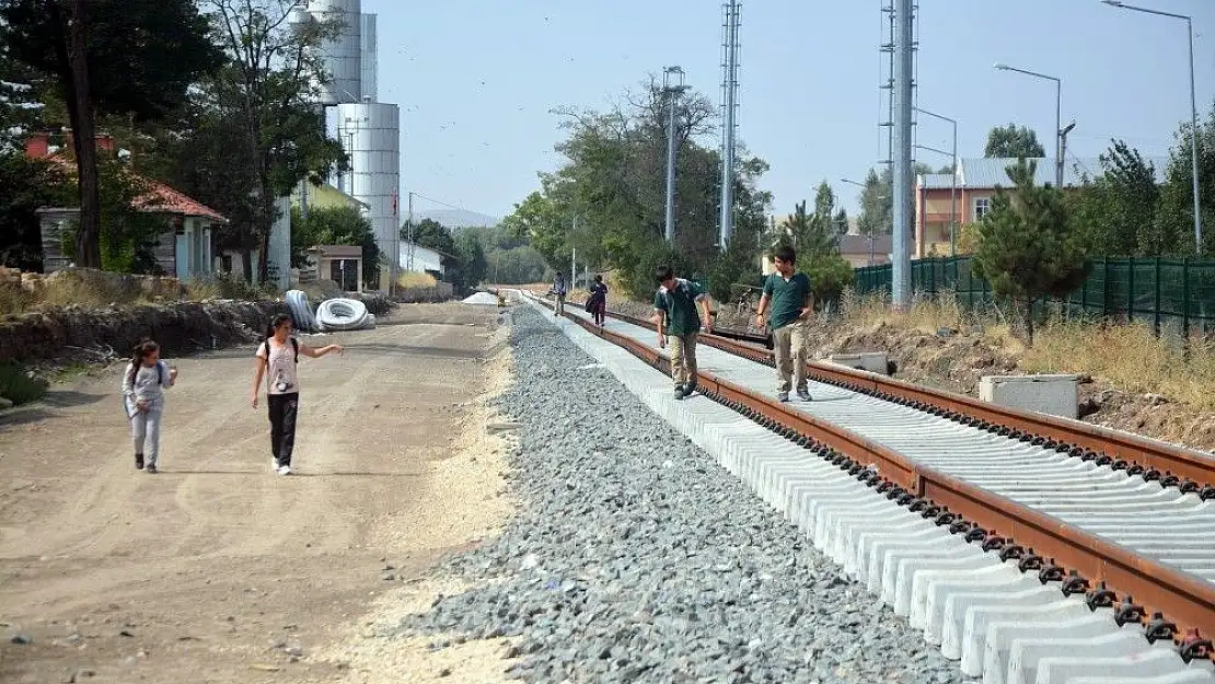 'Tren yolu üzerinde tehlikeli okul yolculuğu'