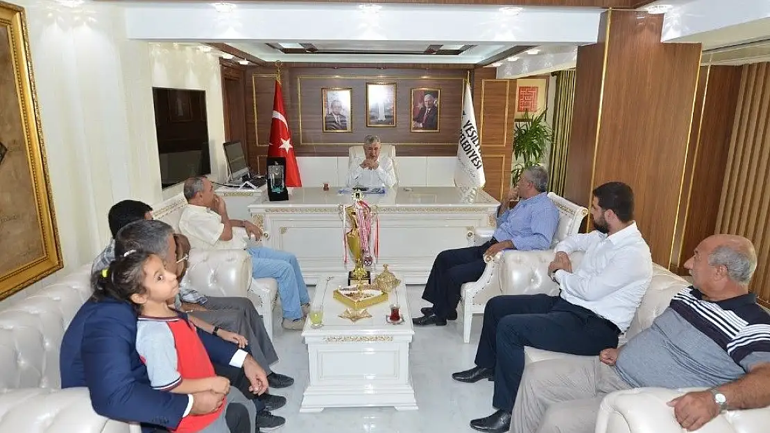 Başkan Polat başarılı sporcularla bir araya geldi