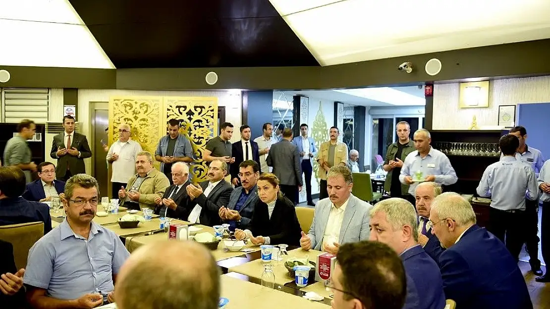 Bakan Tüfenkci,  Muharrem iftarına katıldı