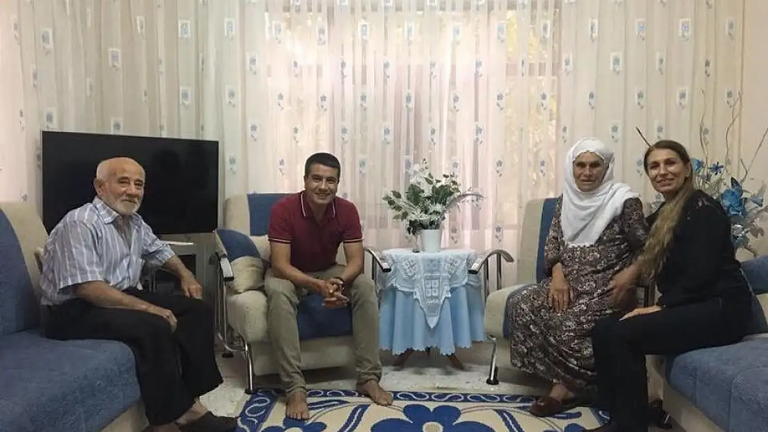 'Emniyet Müdürü Alper ve eşinden yaşlılar günü kutlaması'
