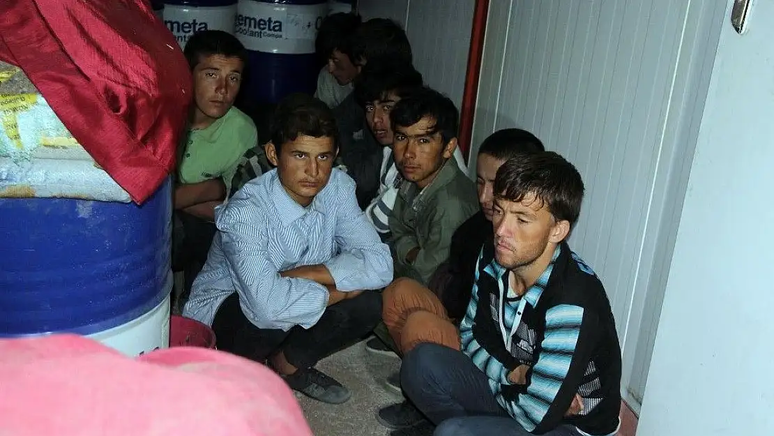 'Polis üşüyen kaçak göçmenlere sıcak çay ikram etti.'