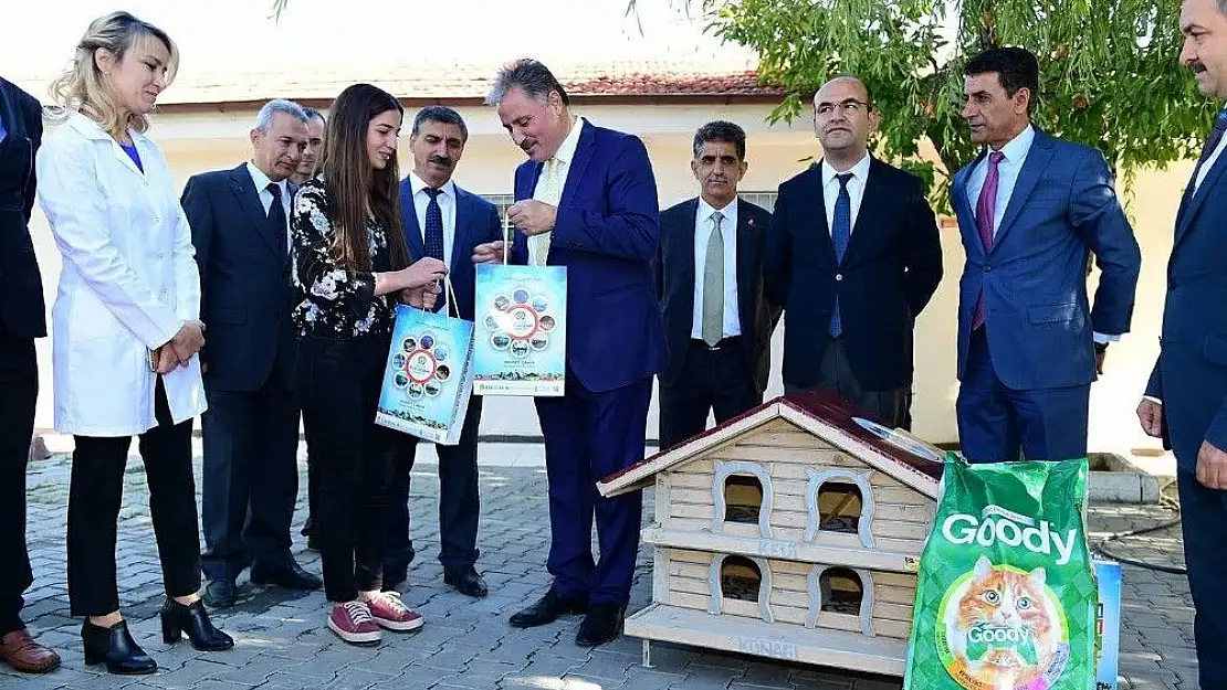 Sosyal medyadan başkan Çakır'a ulaşan öğrenci kedilerini kurtardı