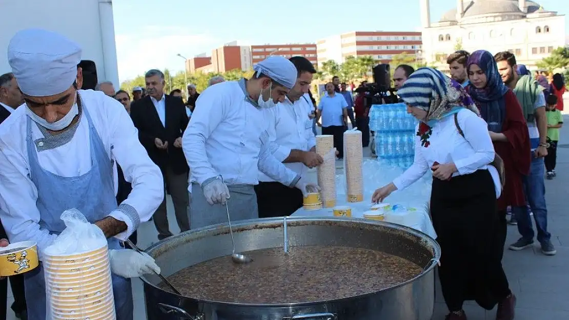 'Adıyaman Üniversitesinde 3 bin kişilik aşure dağıtıldı'