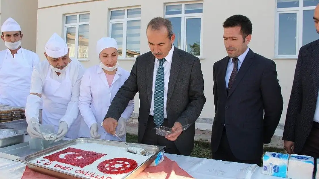 'Üniversitede aşure dağıtıldı'