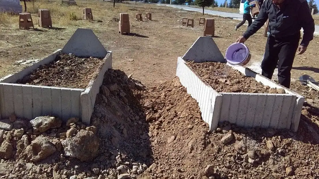 'Bir gün arayla vefat eden 60 yıllık evli çift, yan yana defnedildi'